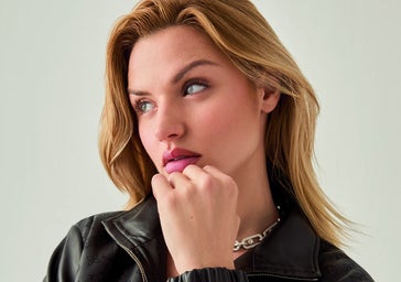 Cazadora de piel, de LOUIS VUITTON, y collar So Move en oro blanco y pavé de diamantes, de MESSIKA.