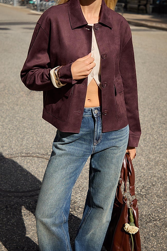 Cazadora burdeos de Stradivarius (35,99 euros)