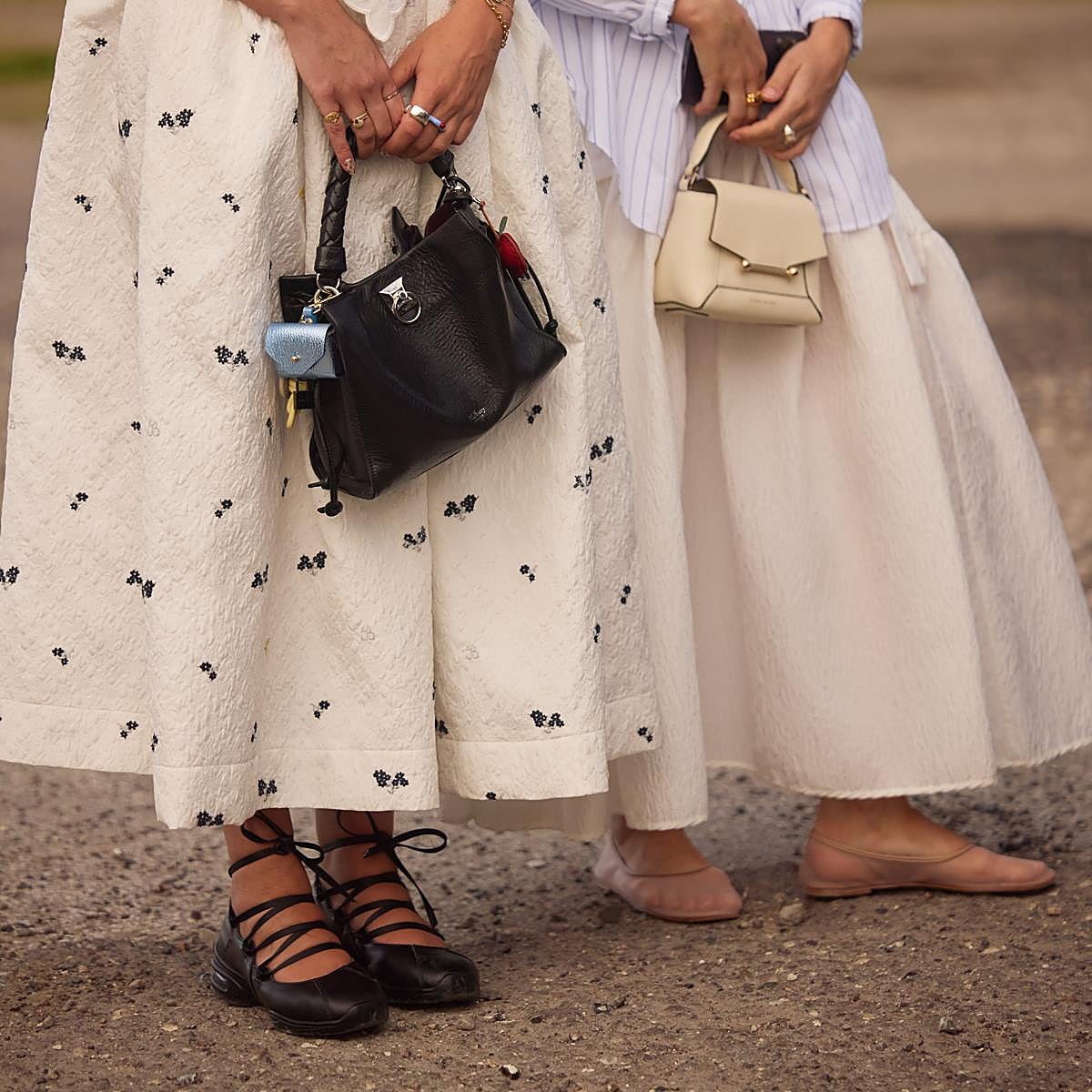 Dos looks con bailarinas.