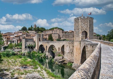 Así es el pueblo medieval más bonito de la Garrotxa, y puede que de España: su majestuoso puente y unos baños rituales