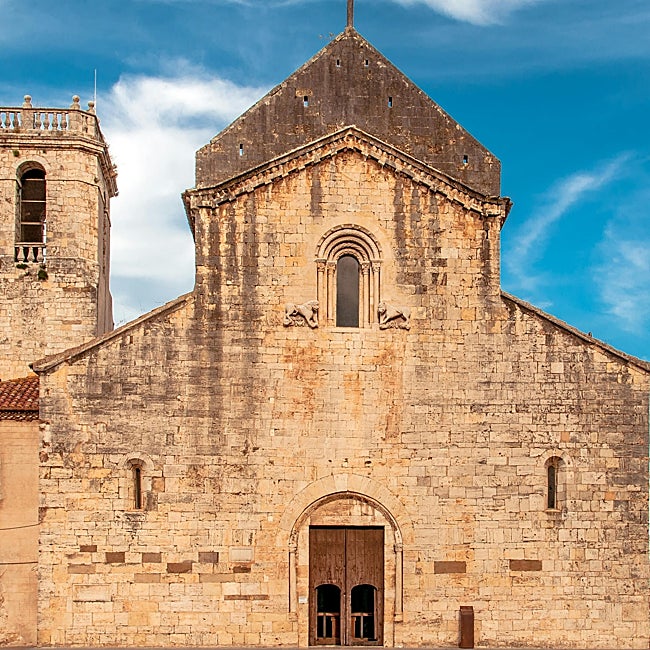 La iglesia del monasterio de Sant Pere es una de las joyas de Besalú.