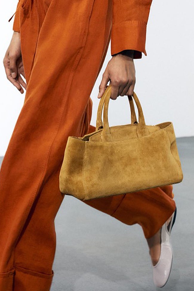 Bolso de serraje de Zara (99,99 euros)