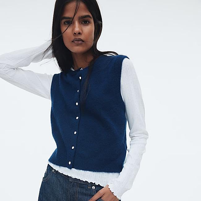 Cárdigan sin mangas de H&M azul marino, 17,99 euros.