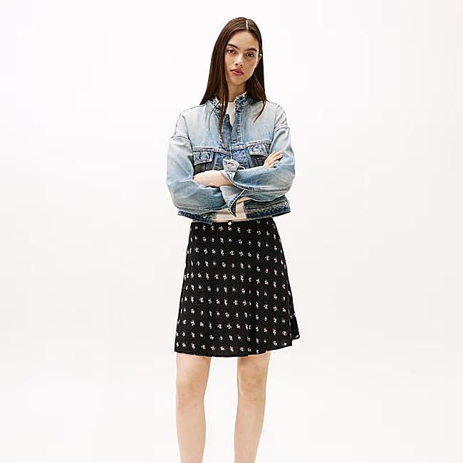 Falda negra de topos de Tommy Jeans, 79,90 euros.