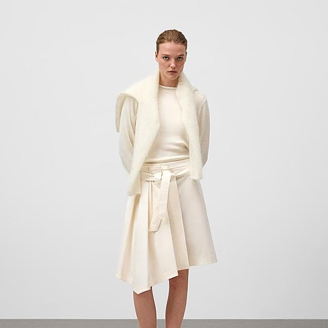 Falda blanca drapeada de Adolfo Domínguez, 149 euros.
