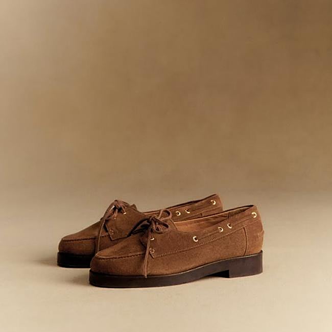 Mocasines marrones de Sézane, 160 euros.