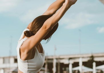 Mujer haciendo ejercicio al aire libre.