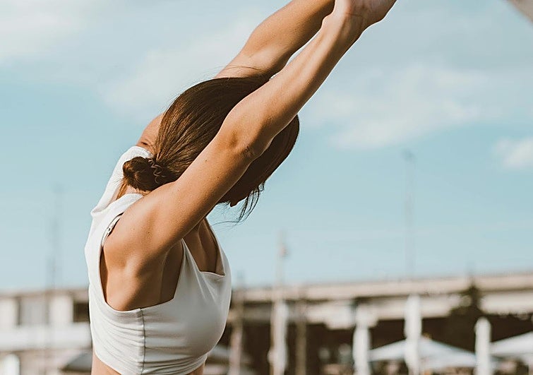Mujer haciendo ejercicio al aire libre.