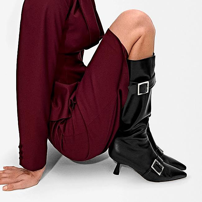 Botas negras con tacón bajito y hebillas de Parfois.