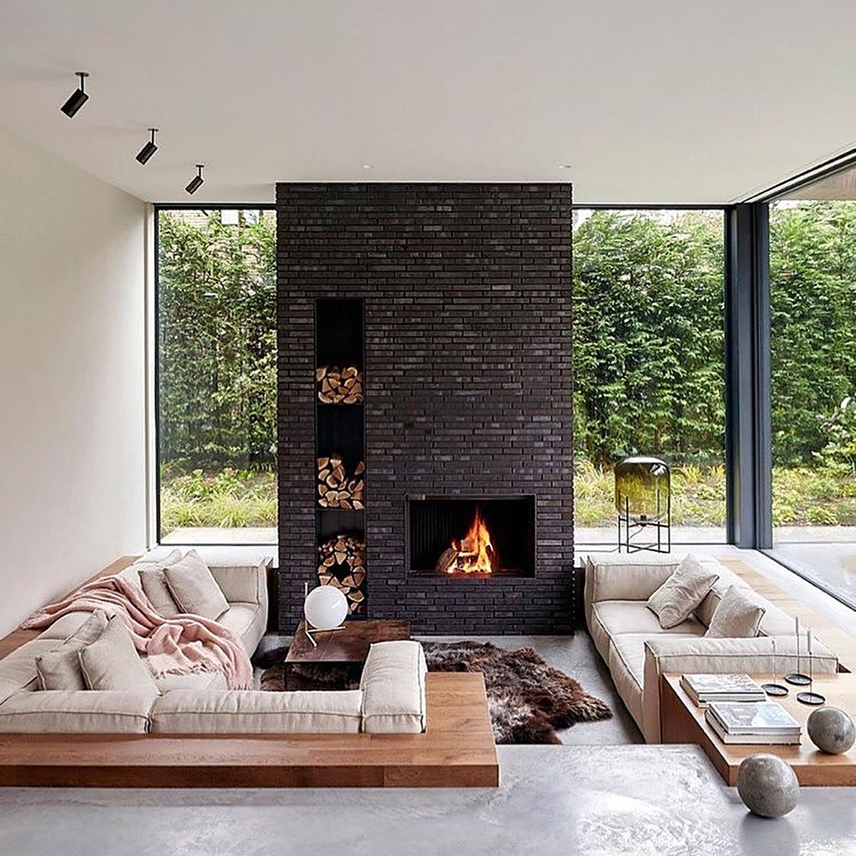 Un rincón con conversation pit de estilo contemporáneo en Villa Amsterdam, diseñado por Marmol Radziner, vía @conversation_pits.