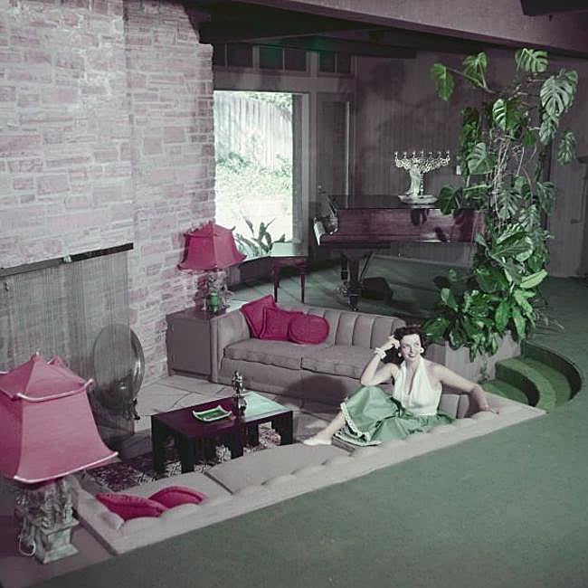 La actriz Jane Russel en un salón con conversation pit.