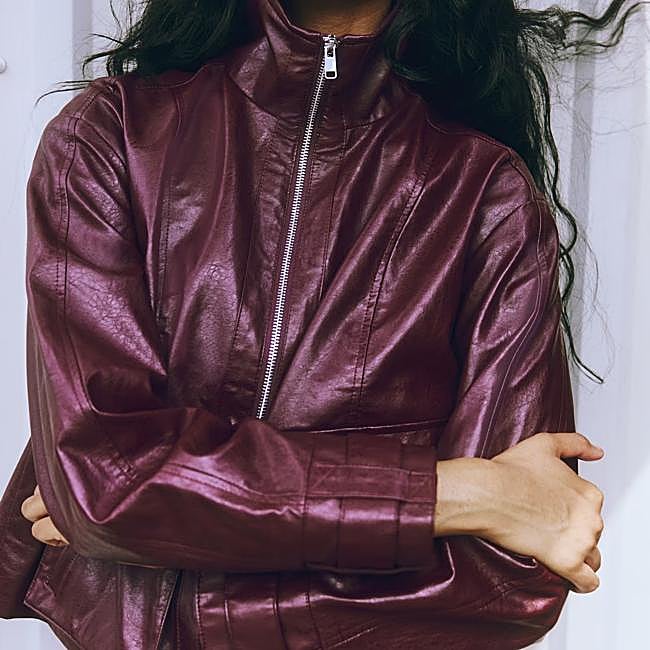 Chaqueta de aviador burdeos, 55,99 euros.