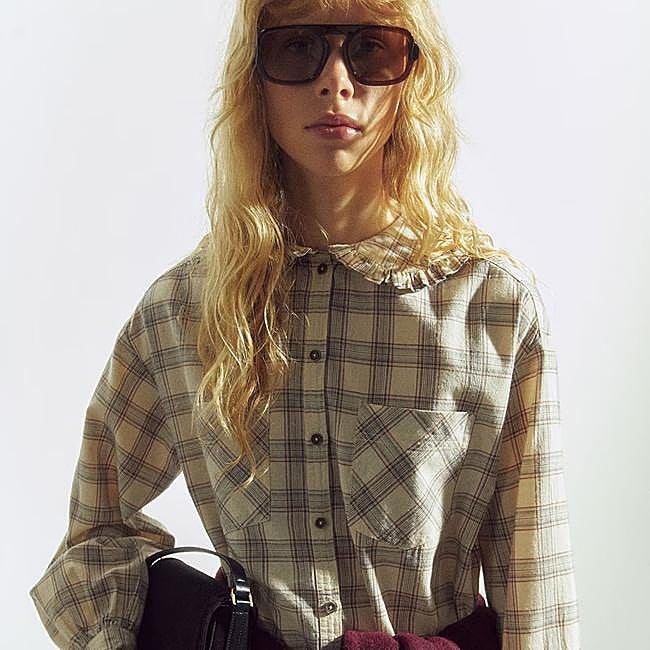 Camisa de cuadros beige de Sfera, 23,99 euros.