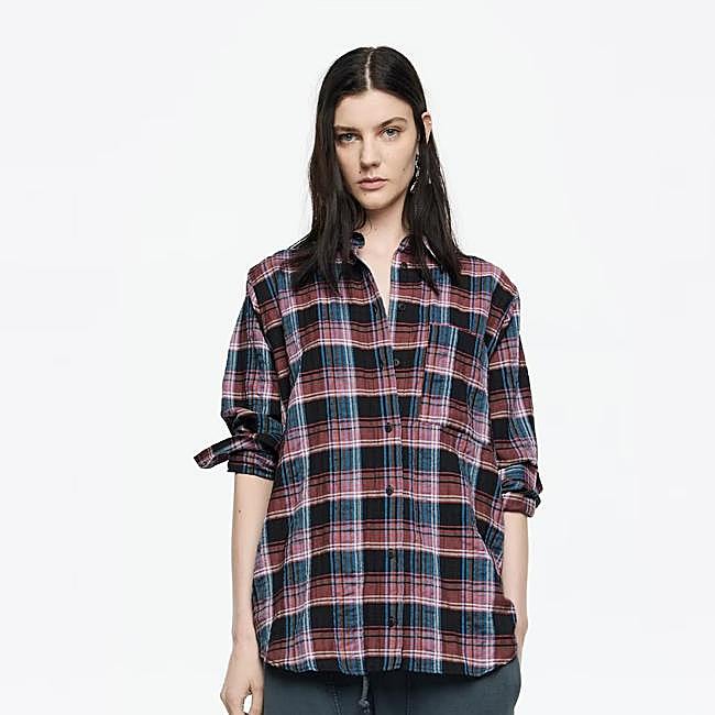 Camisa de cuadros, violeta y azul marino de Bimba y Lola, 125 euros.