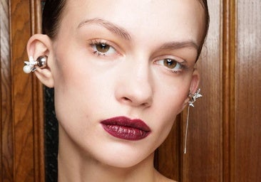 Los labiales en tono ciruela que arrasan este otoño (y favorecen a todas)