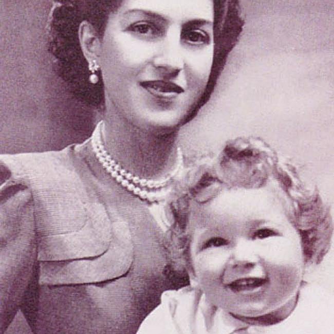 Alejandra de Grecia, hija de Aspasia, con su hijo Alejandro.