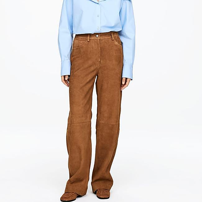 Pantalón de ante de Arket, 419 euros.