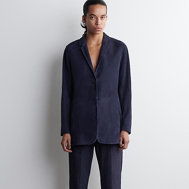 Blazer de ante azul de Cos, 399 euros.