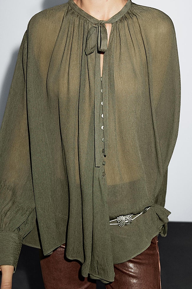 Blusa verde de Massimo Dutti (59.99 euros)