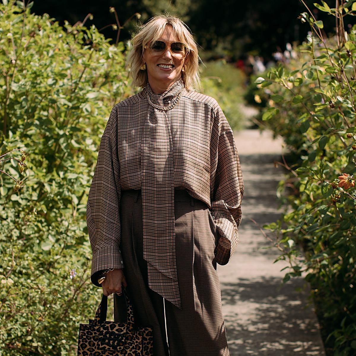 Un look con blusa con fular.