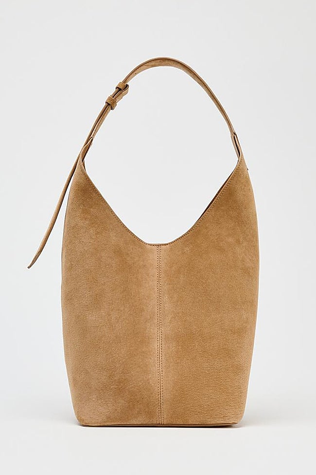 Bolso de serraje de Zara (79,99 euros)
