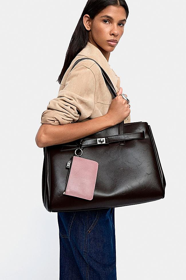 Bolso XL en color marrón de Parfois.