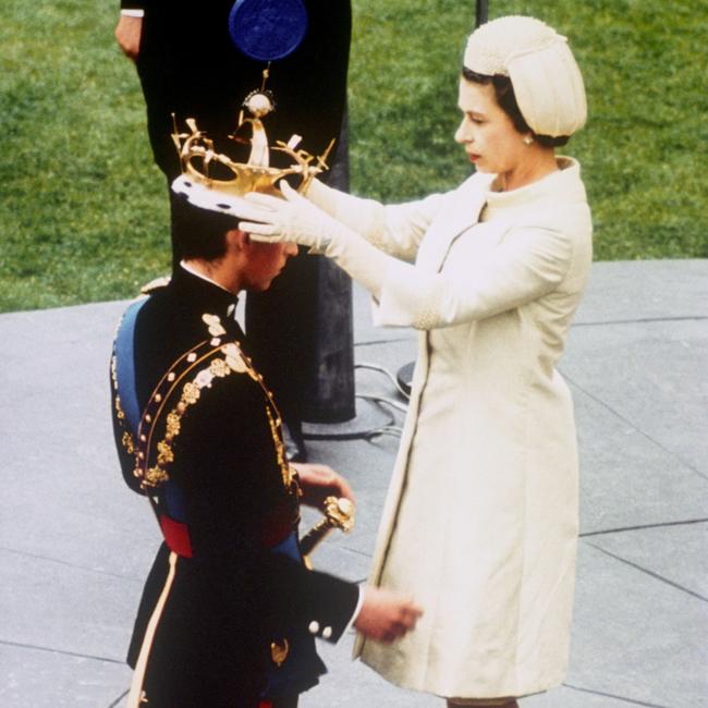 El actual monarca Carlos III de Inglaterra investido como príncipe de Gales, en 1969.