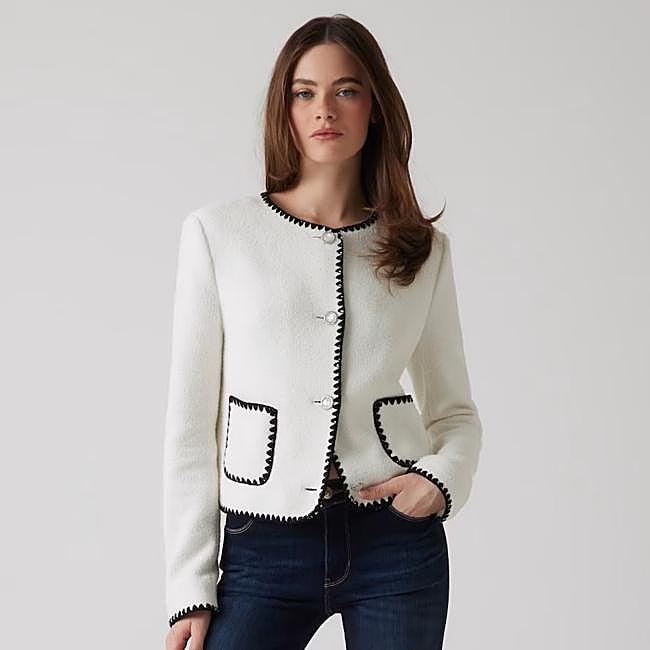 Chaqueta con ribetes negros de Guess, 85 euros.