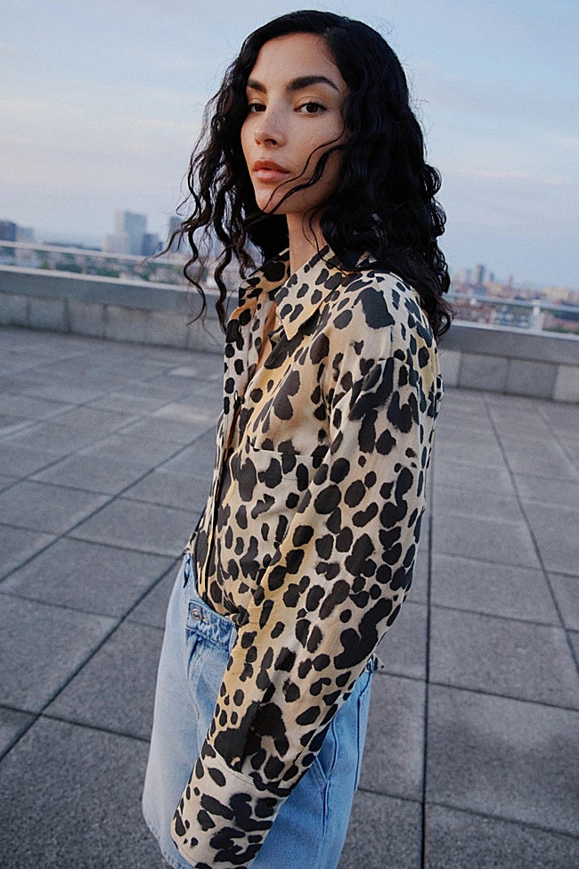 Camisa con estampado de leopardo de Zara (25,99 euros)