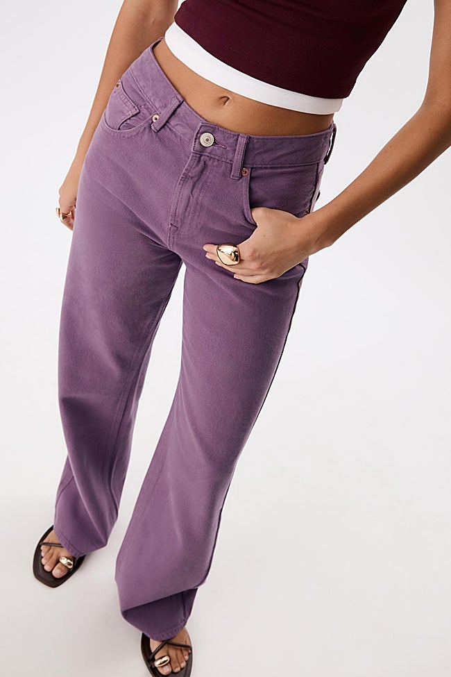 Vaqueros morados de Stradivarius (27,99 euros)