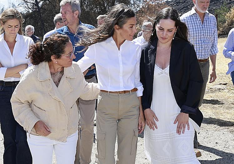 La reina Letizia pudo consolar a vecinas afectadas directamente por los incendios en sus casas y ganaderías.