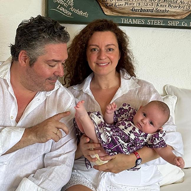 Jorge Romanov y Victoria Romanovna, con su hija, Kyra Leónida, en sus vacacioes en Cerdeña.