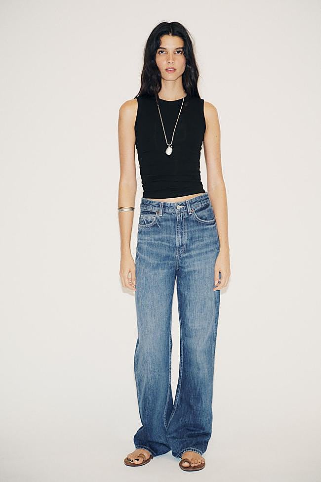 Vaqueros de tiro alto en azul medio de Zara.