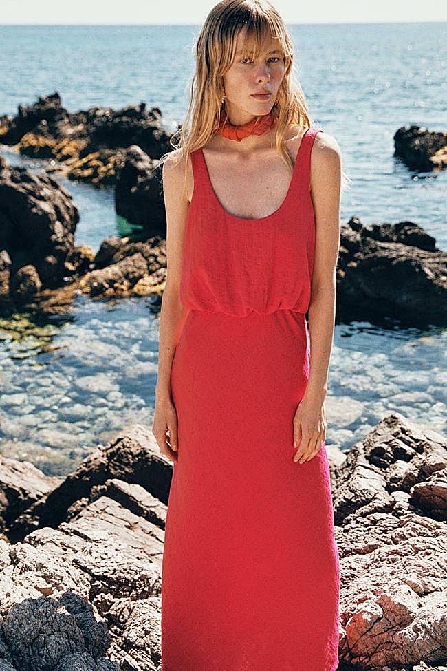 Vestido con fruncido de Zara.