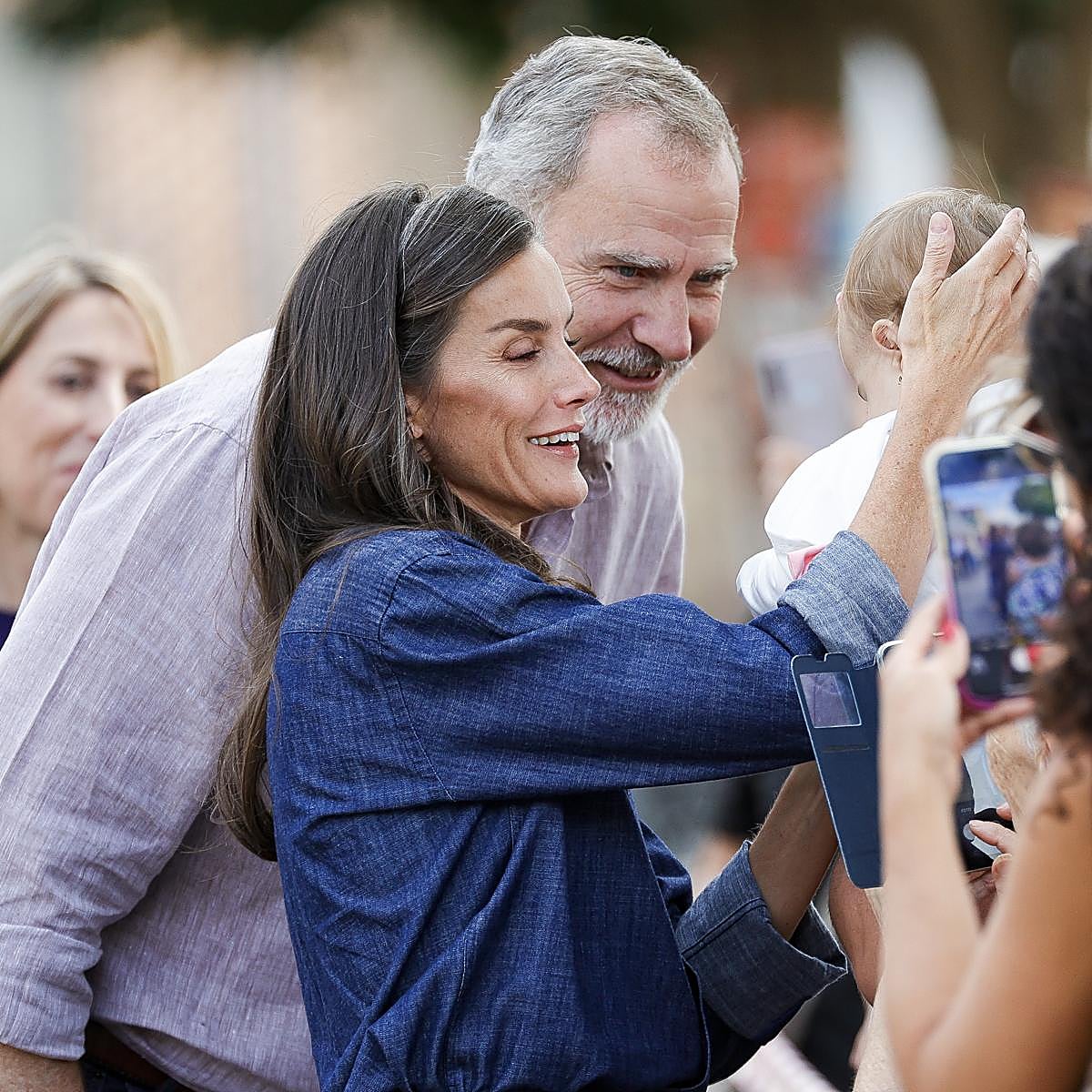 En Extremadura, los reyes Felipe y Letizia volvieron a enternecerse con un bebé de pocos meses, como ocurrió el día anterior en Orense.