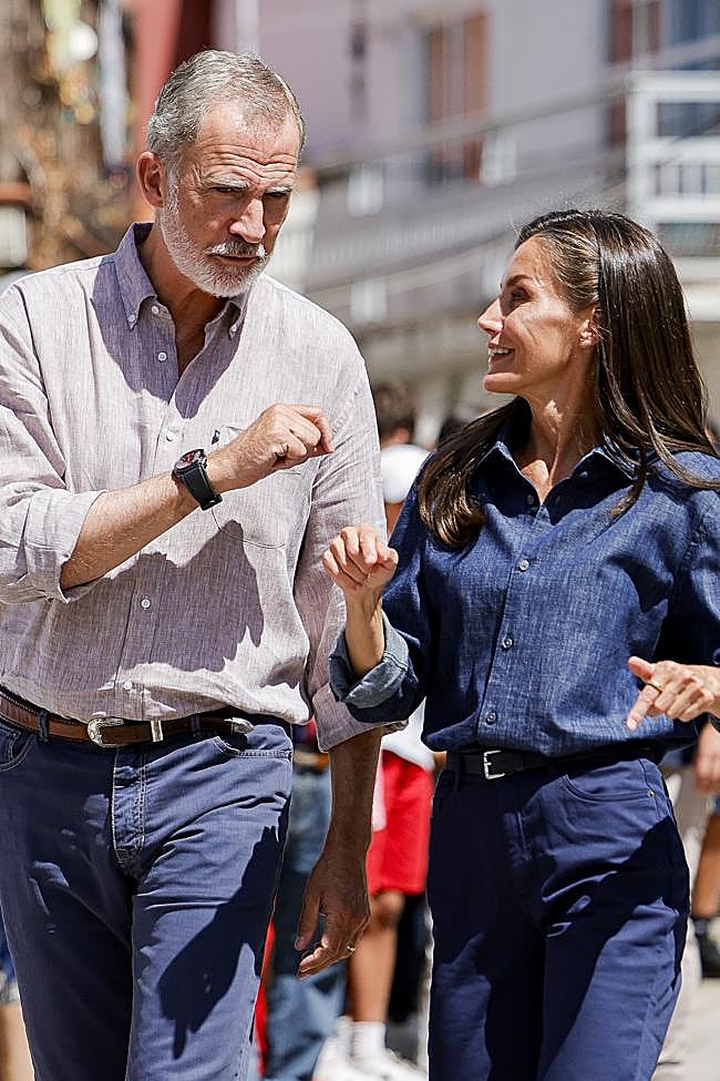 Los reyes Felipe y Letizia mostraron gran complicidad a lo largo de toda la visita.