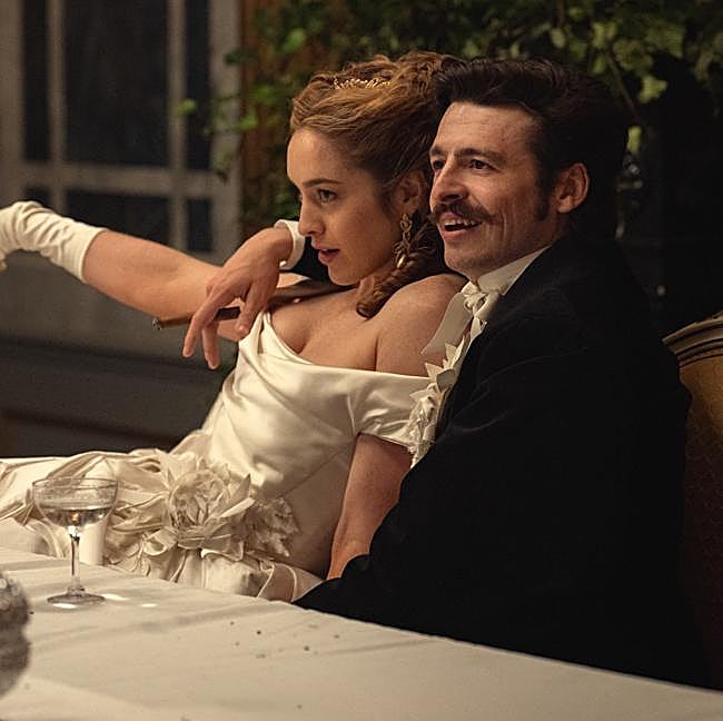 A la derecha, Anthony Boyle en una imagen de la nueva serie del creador de Peaky Blinders, La casa Guiness.