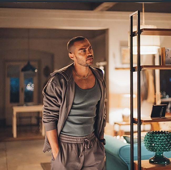 Jessie Williams es Daniel de Luca en Hotel Costiera.