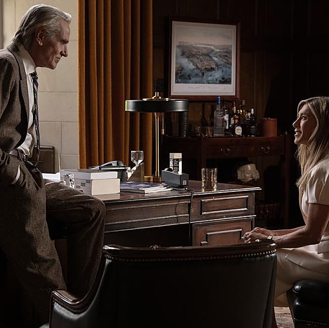 Jeremy Irons interpretando uno de los nuevos personajes de la cuarta temporada de The morning show, en una secuencia junto a Jennifer Aniston.