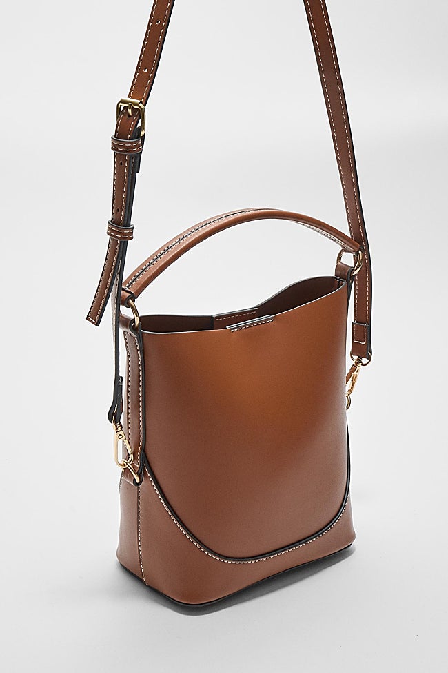 Bolso bucket de Stradivarius (19,99 euros)