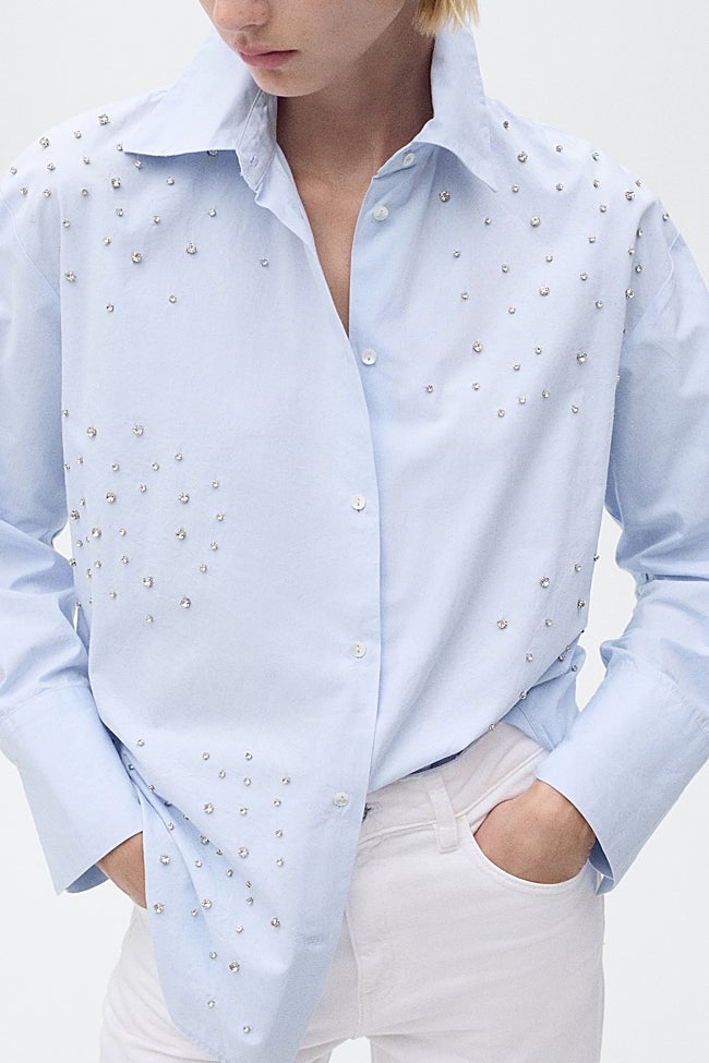 Camisa azul con strass de Mango (69,99 euros)
