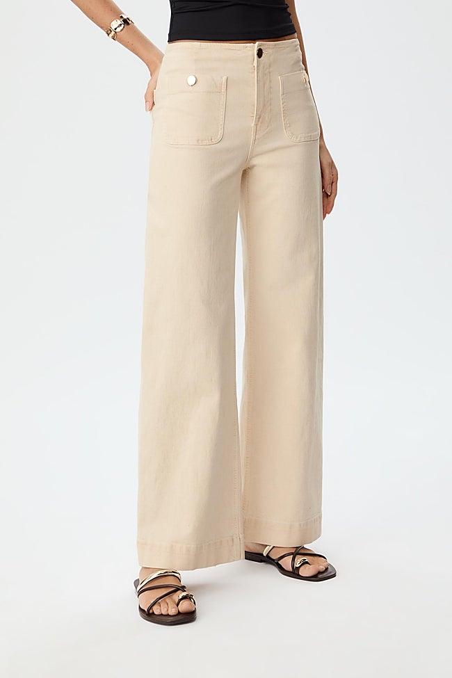 Pantalones con bolsillos de Stradivarius (29,99 euros)