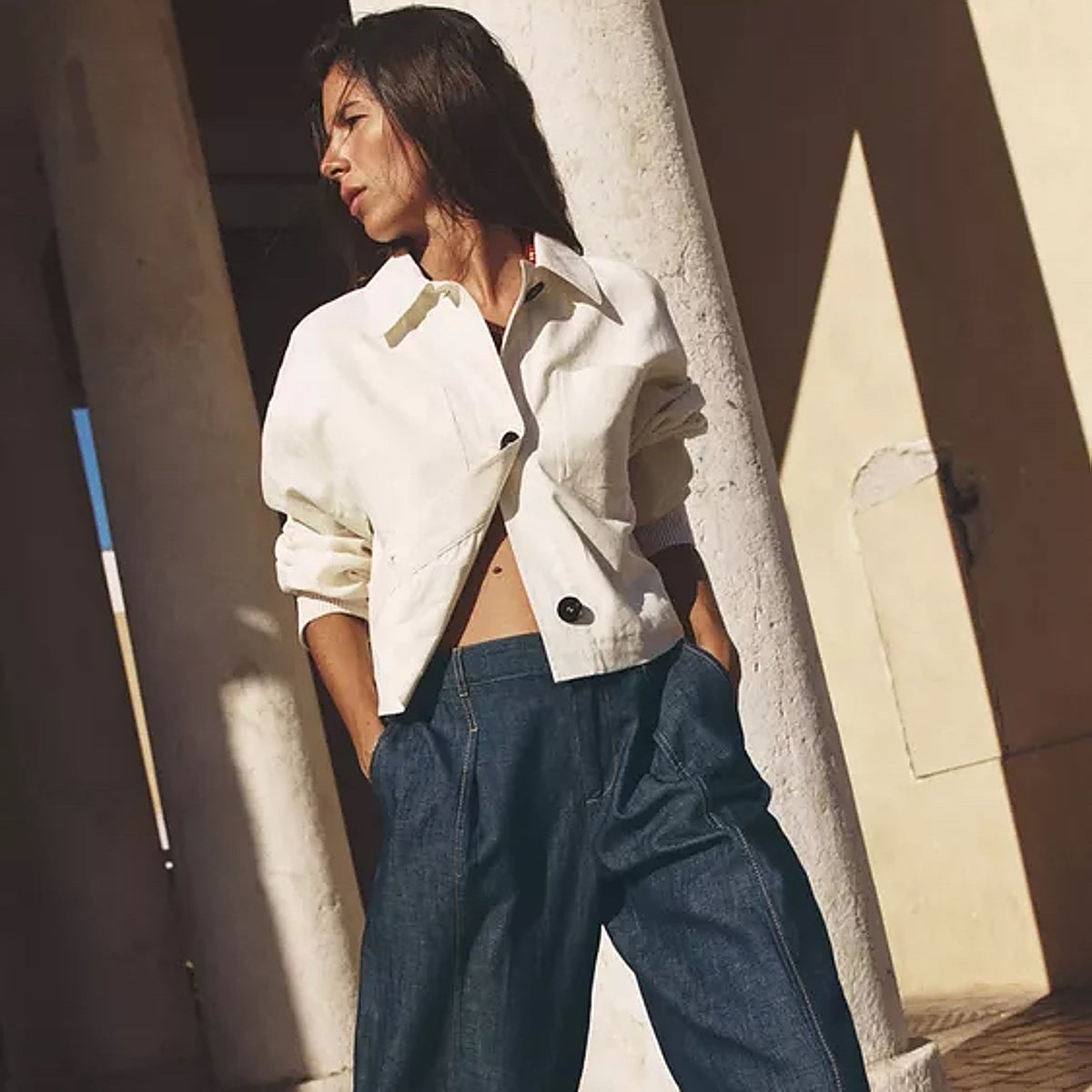 Los vaqueros te resolverán todos los looks este otoño. Apuesta por diseños anchos con pinzas.