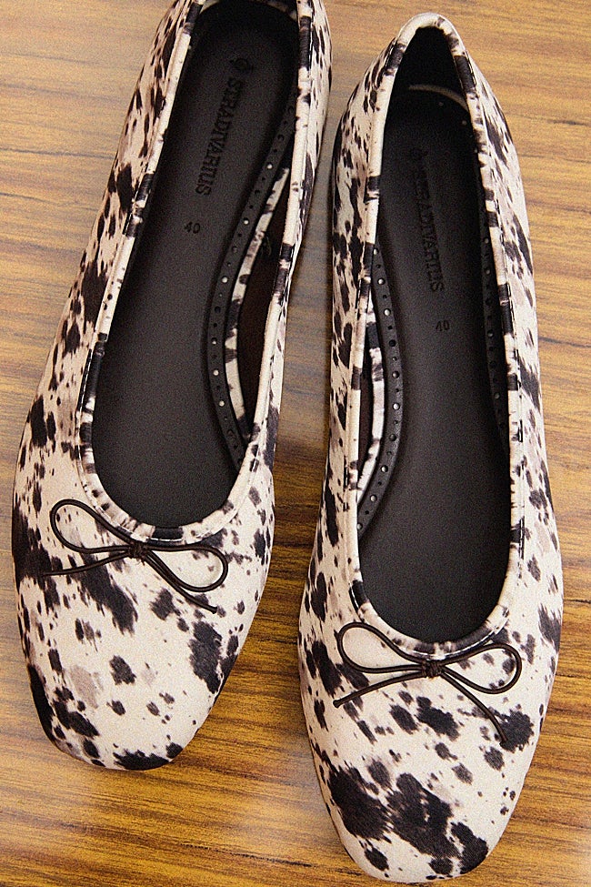 Bailarinas con estampado animal de Stradivarius (22,99 euros)