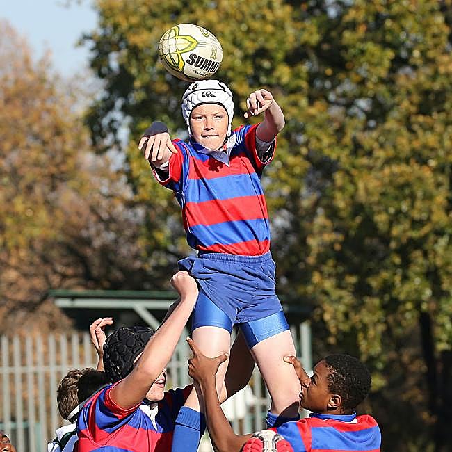 Niños practicando rugby, un deporte muy recomendable en la etapa de la adolescencia.