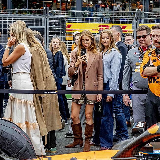 Alexia de Holanda con botas de ante en la Fórmula 1.