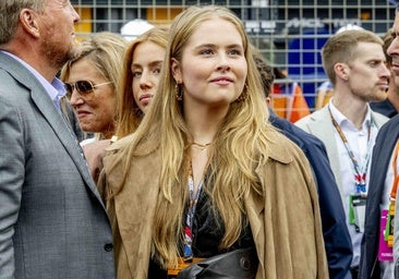 Amalia de Holanda adelanta el otoño con una gabardina de ante y las zapatillas verdes más bonitas