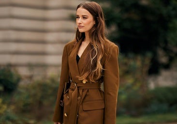 Mujer con básicos de otoño