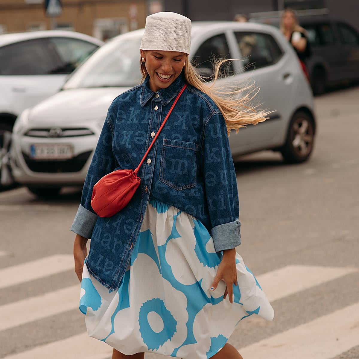 Un look con bolso bandolera rojo.