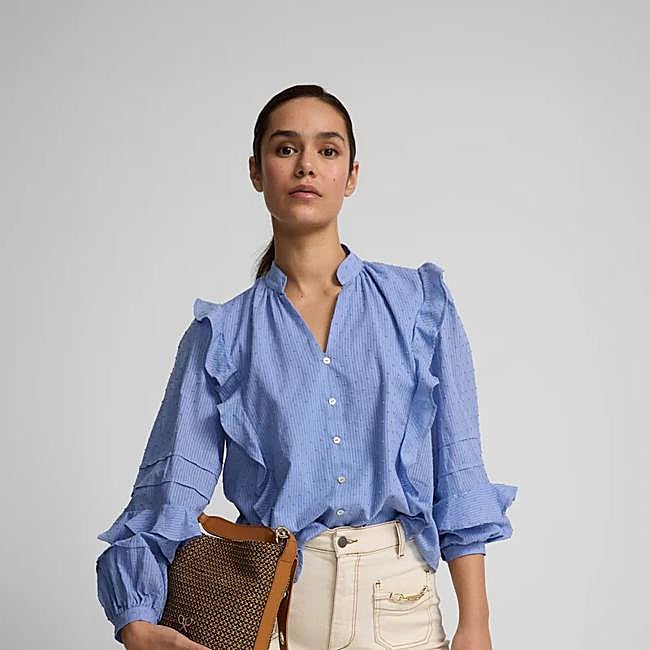 Camisa azul con hombreras de Silbon, 29,99 euros.